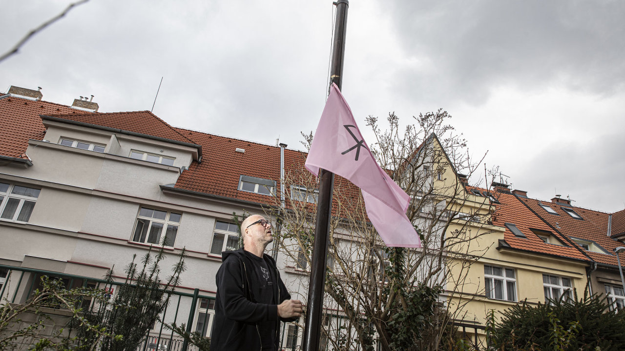1. bøezna mají svátek všechna prasata svìta. Grafik Martin Duraj navrhuje speciální vlajky, které vlají na stožáru na pražské Hanspaulce.