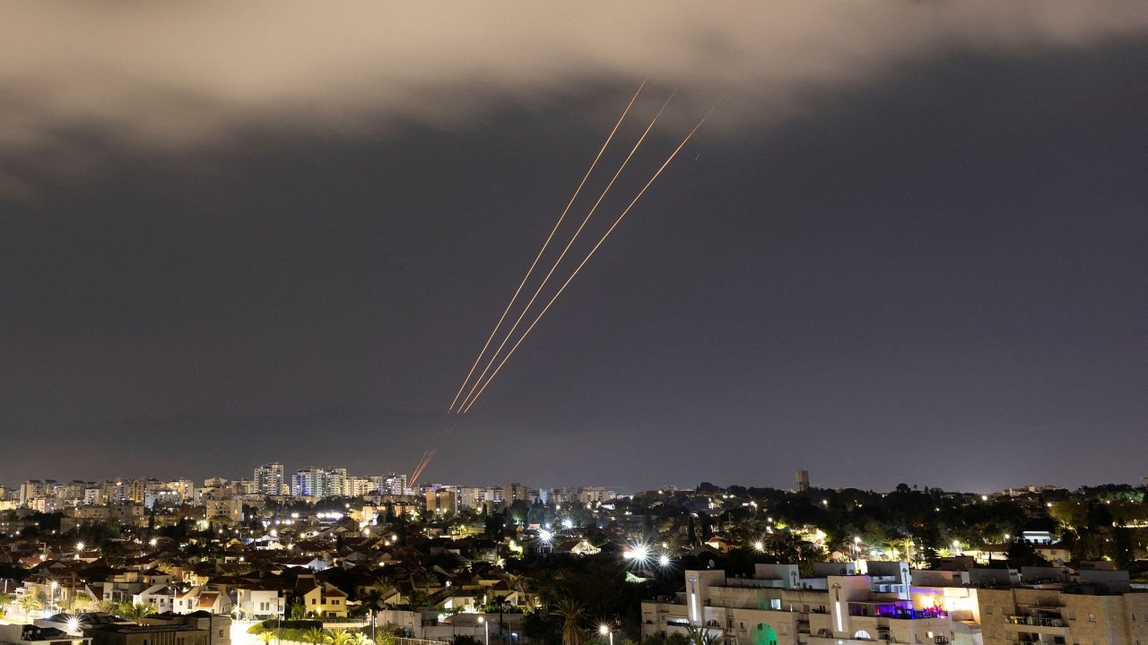 Protiraketov systm zasahuje v Izraeli. rn na nj vyslal pes 300 dron a raket.