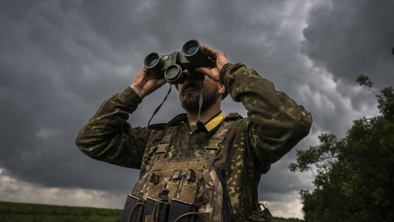 Ukrajinsk vojk prozkoumv oblast dalekohledem na frontov linii v Donck oblasti na Ukrajin