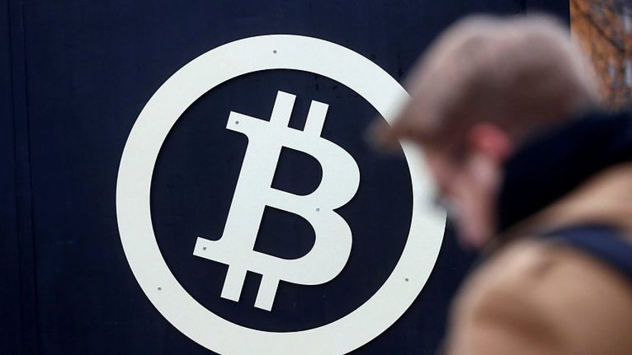 Cena bitcoinu se za tyi msce od zatku roku zvila o necelch 100 procent.