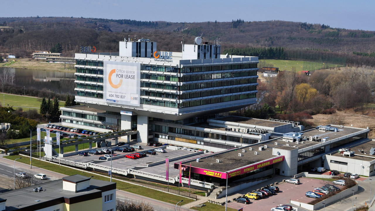 Brutalistn budova Cube office Center na prask Evropsk td.