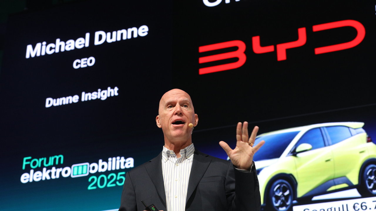 Michael Dunne bhem sv pednky na konferenci Forum Elektromobilita 2025 v praskm Karln.