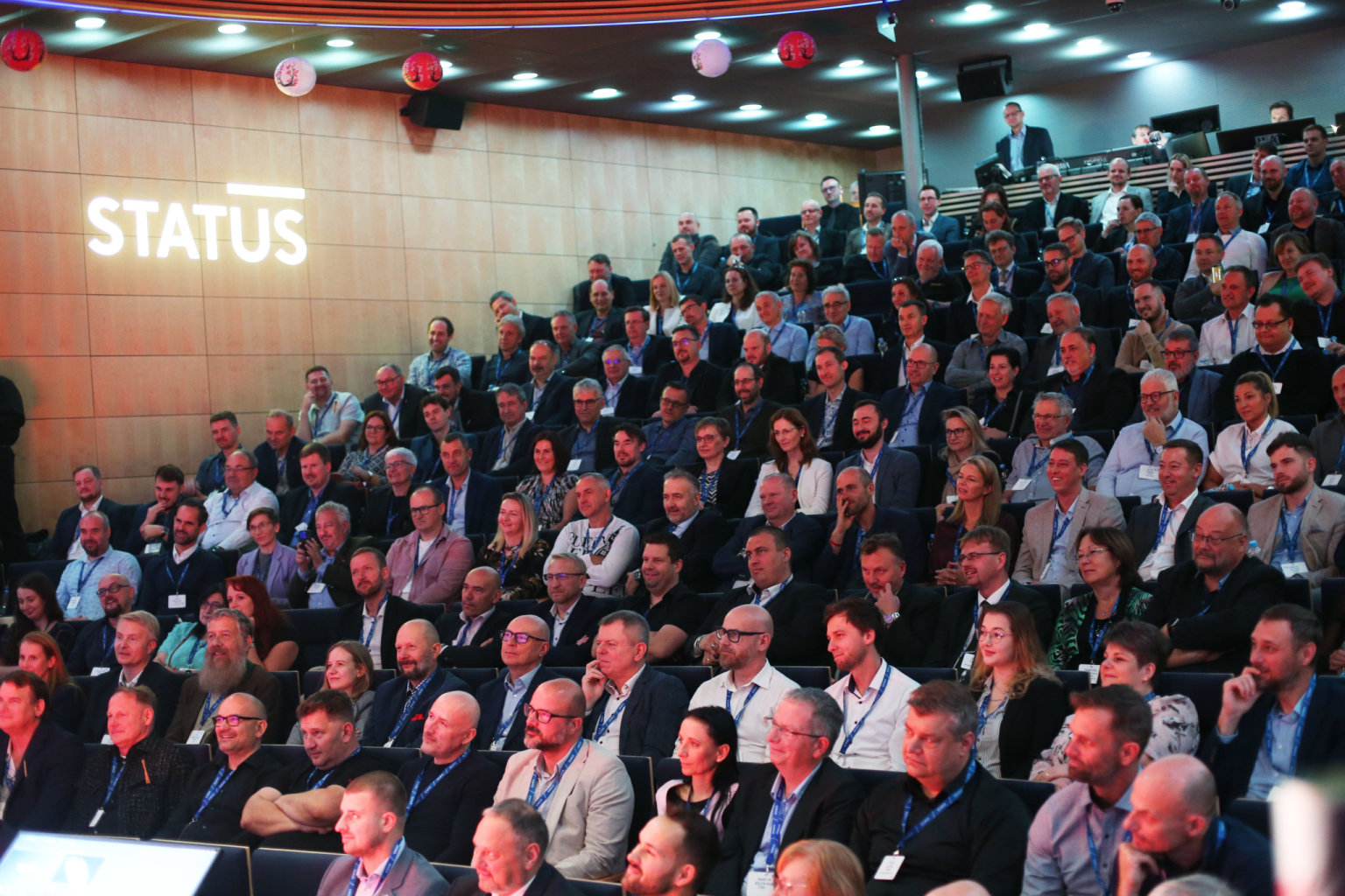 Vce ne 300 majitel i klovch manaer spnch firem si uilo japonskou vzdobu, typick aj, porcovn tuka i speciln znlku.