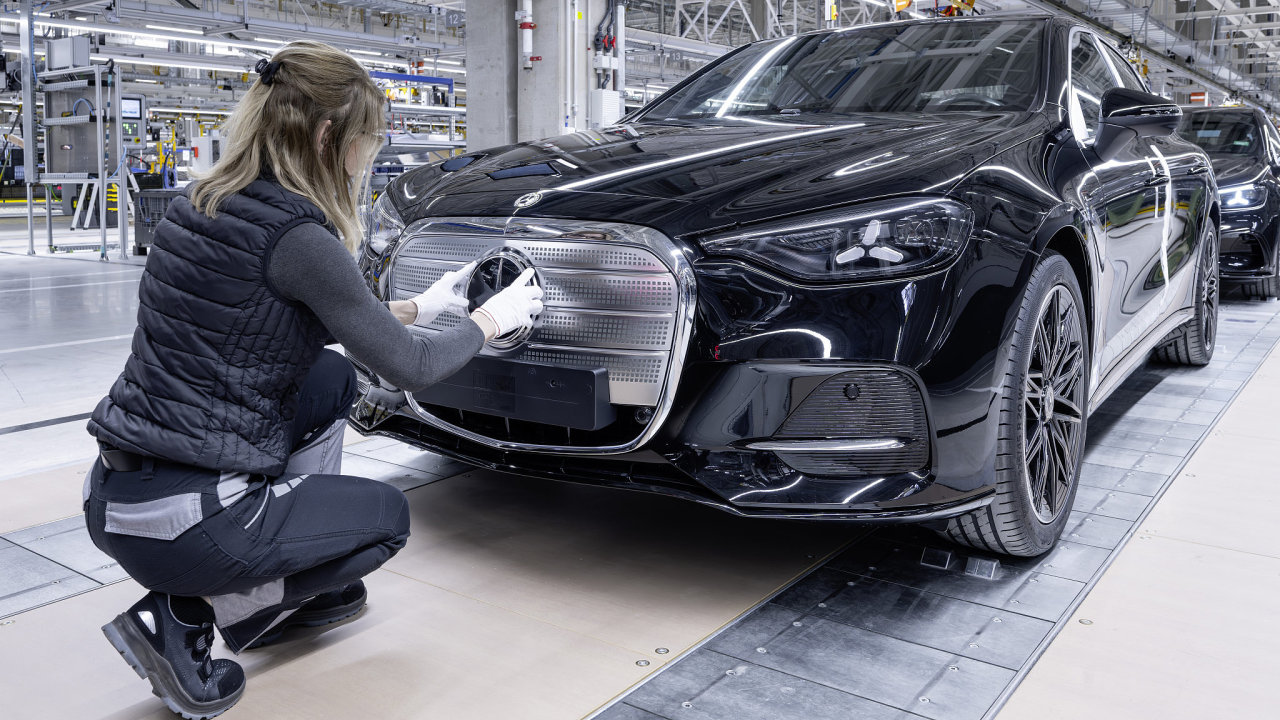Mercedes-Benz roz�i�uje v�robu v ma�arsk�m Kecskem�tu. V p�li �ervence tu...