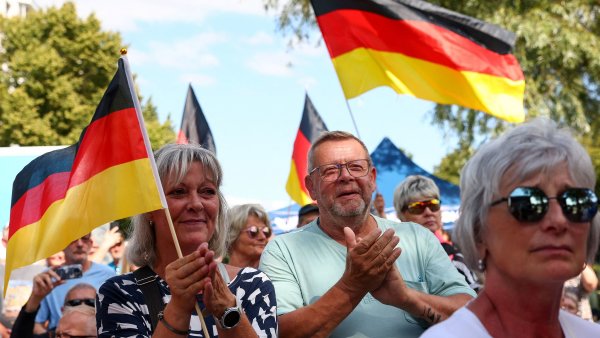 Sympatizanti AfD na p�edvolebn�m m�tinku strany.