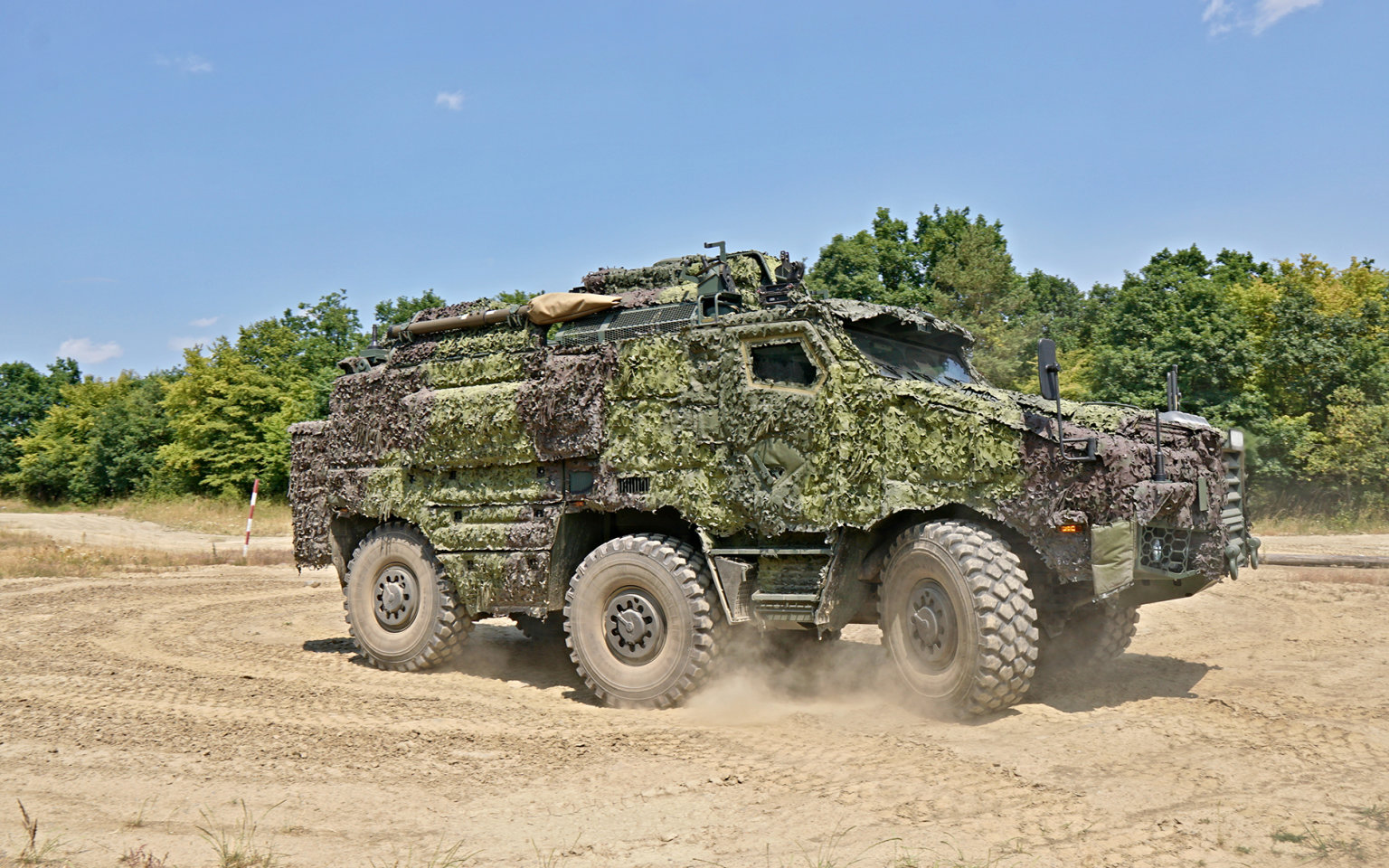TITUS 6x6 pat�� do�kategorie vozidel MRAV, je� se vyzna�uj� siln�m...