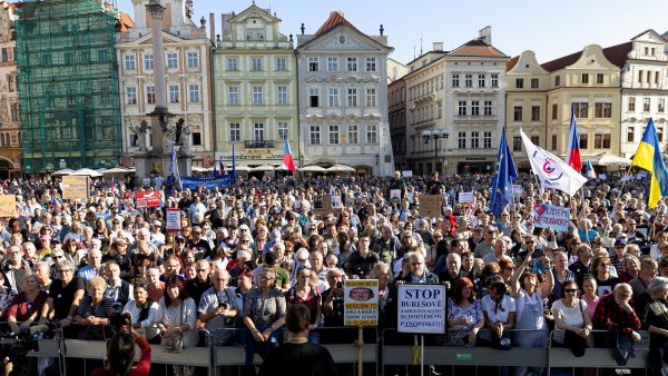 Protivl�dn� demonstrace na Starom�stsk�m n�m�st�.