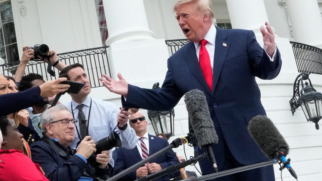 Ukrajina by m�la vym�nit l�dra, vzk�zal Trump po hodinu a p�l trvaj�c�m...