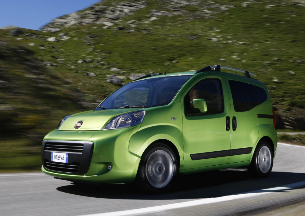Fiat Qubo A do třetice Fiat. Malá dodávka v osobní verzi pojmenovaná Qubo se dá s motorem 1.4 Natural Power pořídit od 339 900 Kč.