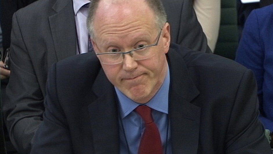 Bval editel BBC George Entwistle ped parlamentn komis.