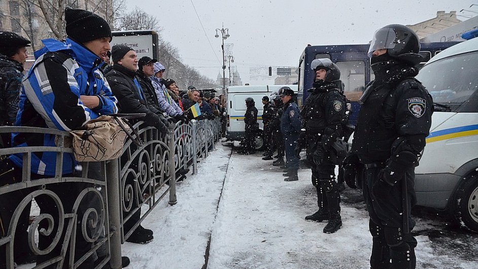Ukrajinci protestuj na kyjevskm Majdanu u od loskho listopadu.