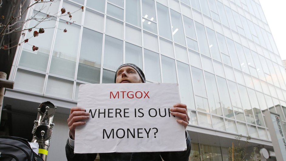 Demonstrant ped tokijskm sdlem bitcoinov burzy Mt. Gox