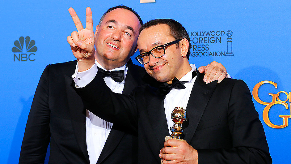 Producent Alexander Rodòanskij a režisér Andrej Zvjagincev pózují se Zlatým glóbem.