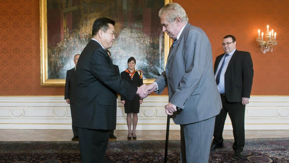 Prezident Milo Zeman na Hrad pevzal povovac listiny od Kim Pchjong- -ila, syna bvalho severokorejskho dikttora Kim Ir-sena.