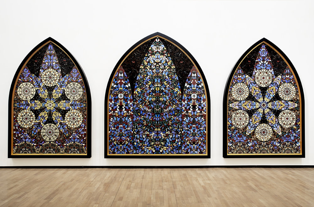 Koláž z motýlů Kromě koláže byla během výstavy v Tate Modern zařazena i expozice s živými motýly. Každý den zde bylo dováženo 150 až 200 kusů nových kukel a muzeum muselo najmout lidi pro správu jejich životních podmínek.