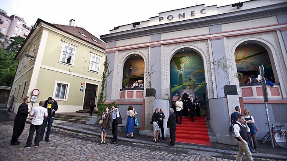 Divadlo Ponec bylo oteveno 10. z 2001.