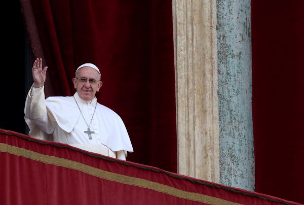 Pape� Franti&scaron;ek pronesl tradi�n&iacute; poselstv&iacute; M�stu a sv�tu