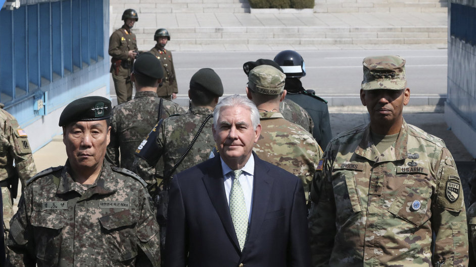 Americký ministr zahranièí Rex Tillerson (uprostøed) na hranici Jižní a Severní Koreje.