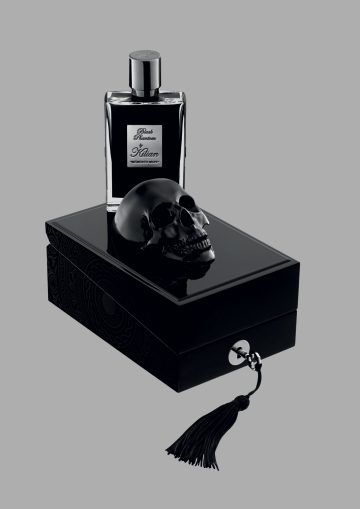 Nejnovější vůně domu By Kilian s názvem Black Phantom – Memento Mori vás zavede do světa pirátů, kde se káva míchá s karibským rumem a mandlemi. Nebo je to kyanid?