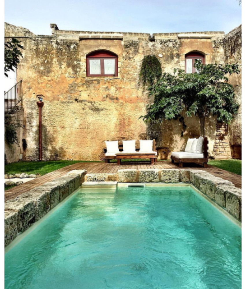 Bazén ukrytý ve staré vile, Puglia, Itálie