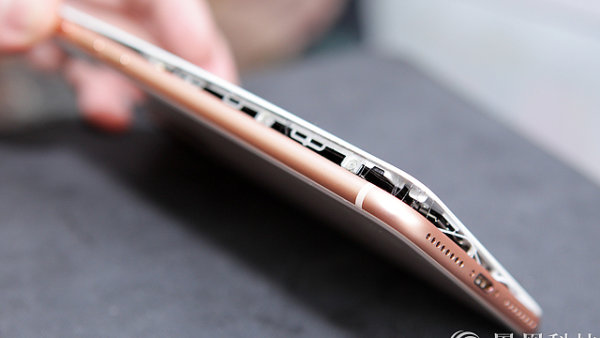 iPhone 8 Plus s vypouklou baterií