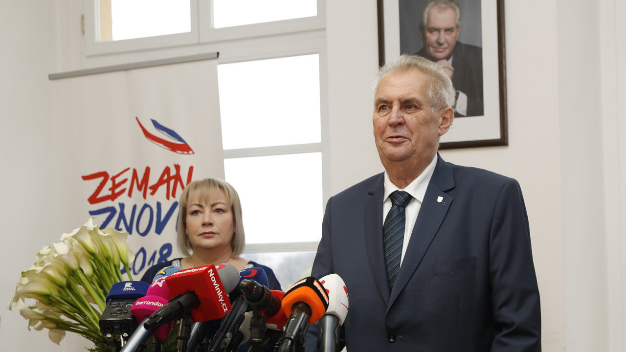Prezident Milo Zeman a jeho manelka Ivana vystoupili 6. listopadu v Praze na tiskov konferenci k Zemanov kandidatue do prezidentskch voleb.