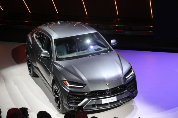 Automobilka Lamborghini p�edstavila sv�j prvn&iacute; v�z SUV