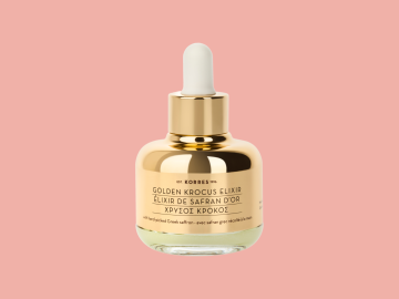 Sérum Golden Krocus Elixir od KORRES obsahuje vzácný výtažek z šafránových blizen získaný jeden den po sběru, jenž napravuje veškeré známky stárnutí pleti.