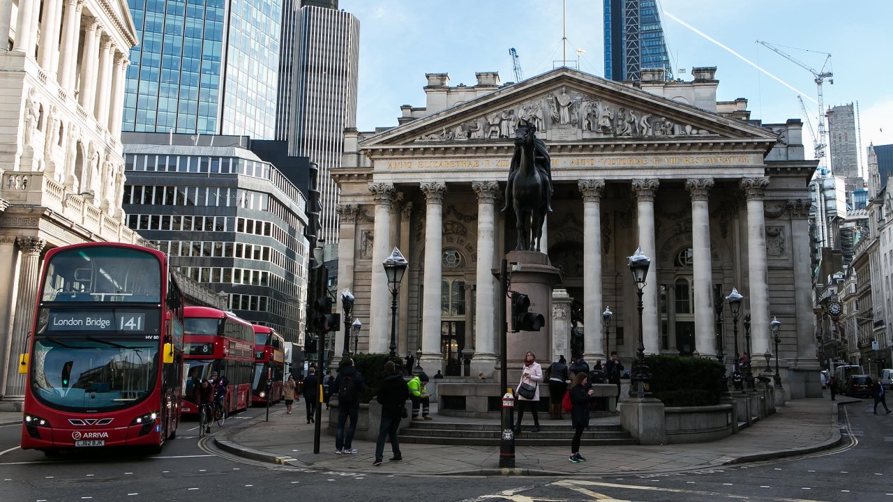 Hlavn britsk akciov index FTSE 100 za svtovou konkurenc v poslednch letech zaostv.