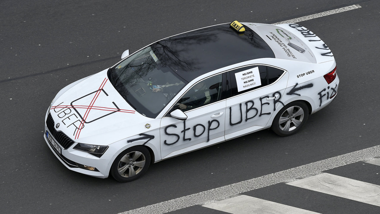 Taxiki pokraovali v Praze v protestech proti slubm typu Uber.