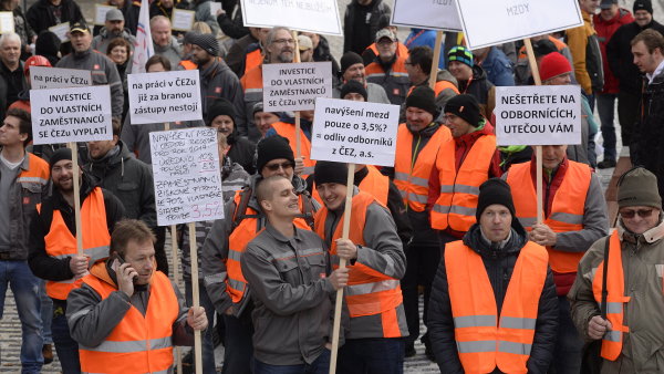 Odboráři demonstrovali 4. prosince 2018 před sídlem energetické společnosti ČEZ v Praze za vyšší růst mezd.