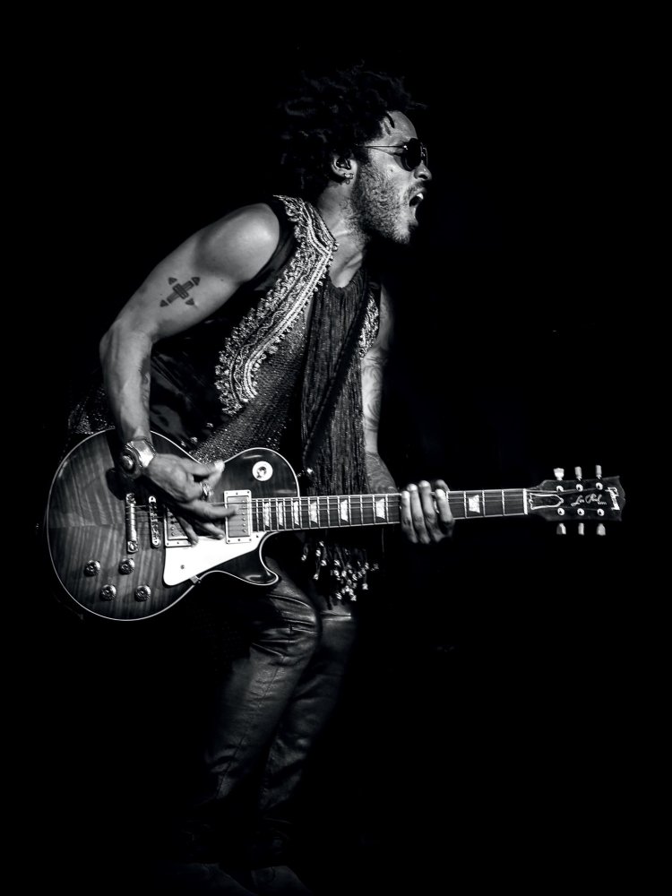 Slovenka Katarina Benzová se těší uznání od rockových legend jako Aerosmith, KISS nebo AC/DC. A také od Guns N’ Roses, jejichž je dvorní fotografkou.