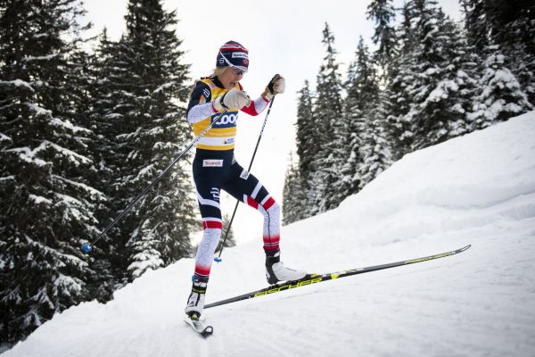 Norsk&aacute; ly�a�ka Therese Johaugov&aacute; d&aacute;l vl&aacute;dne Sv�tov&eacute;mu poh&aacute;ru, v Davosu dnes byla nejrychlej&scaron;&iacute; na desetikilometrov&eacute; trati volnou technikou.