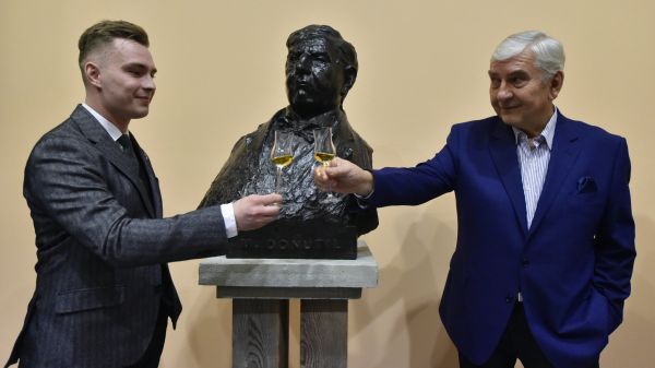 V T�eb&iacute;�i odhalili bronzovou bustu herce Miroslava Donutila, kter&yacute; se v T�eb&iacute;�i narodil 7. &uacute;nora 1951.