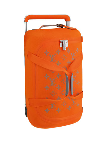 Zavazadlo Louis Vuitton Horizon Soft od inovátora Marca Newsona má revoluční vnější plášť ze za tepla lisovaného 3D úpletu a je z 95 % bezešvé. Navíc váží pouhých 2,9 kg.