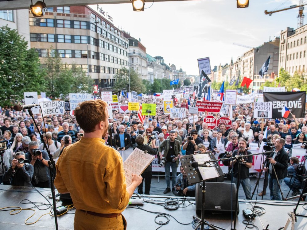 Mikuláš Minář z Milionu chvilek pro demokracii hovoří k zástupům. Václavské náměstí v Praze, 21. května.