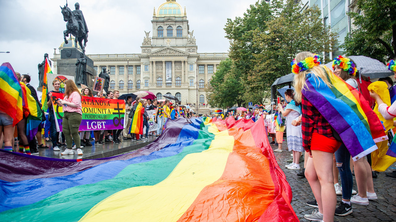 Prahou prošel duhový průvod na podporu LGBT komunity. Pride Parade se