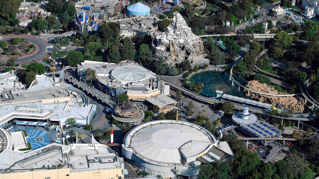 Prázdné parky: Parkùm Disney World letos klesl zisk témìø o 60 procent. Na snímku park v kalifornském Anaheimu.