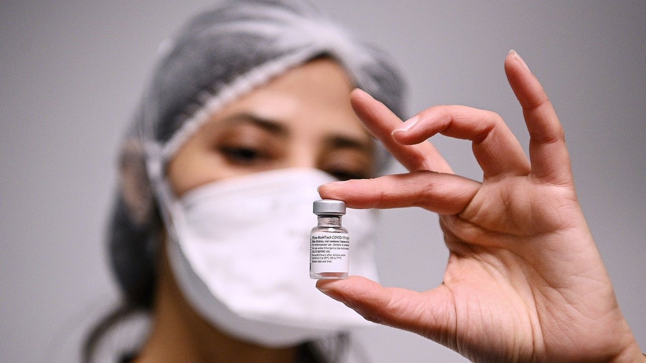 Zdravotnice ve Francii kontroluje dvku vakcny proti koronaviru od firem Pfizer a BioNTech.