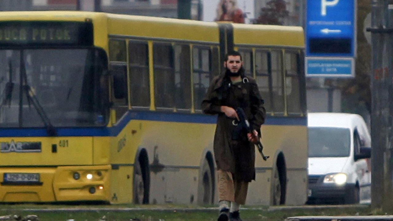 Útoèník kráèí Sarajevem poté, co støílel na americkou ambasádu