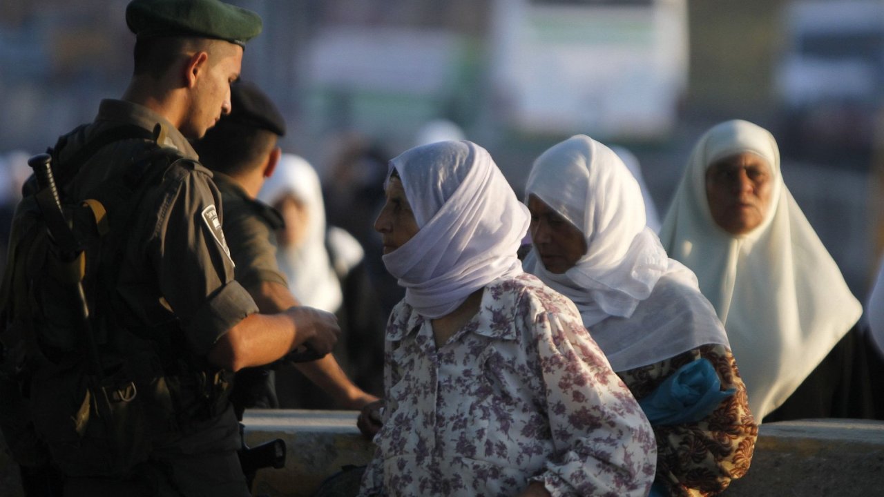 Izraelsk policista kontroluje palestinsk eny