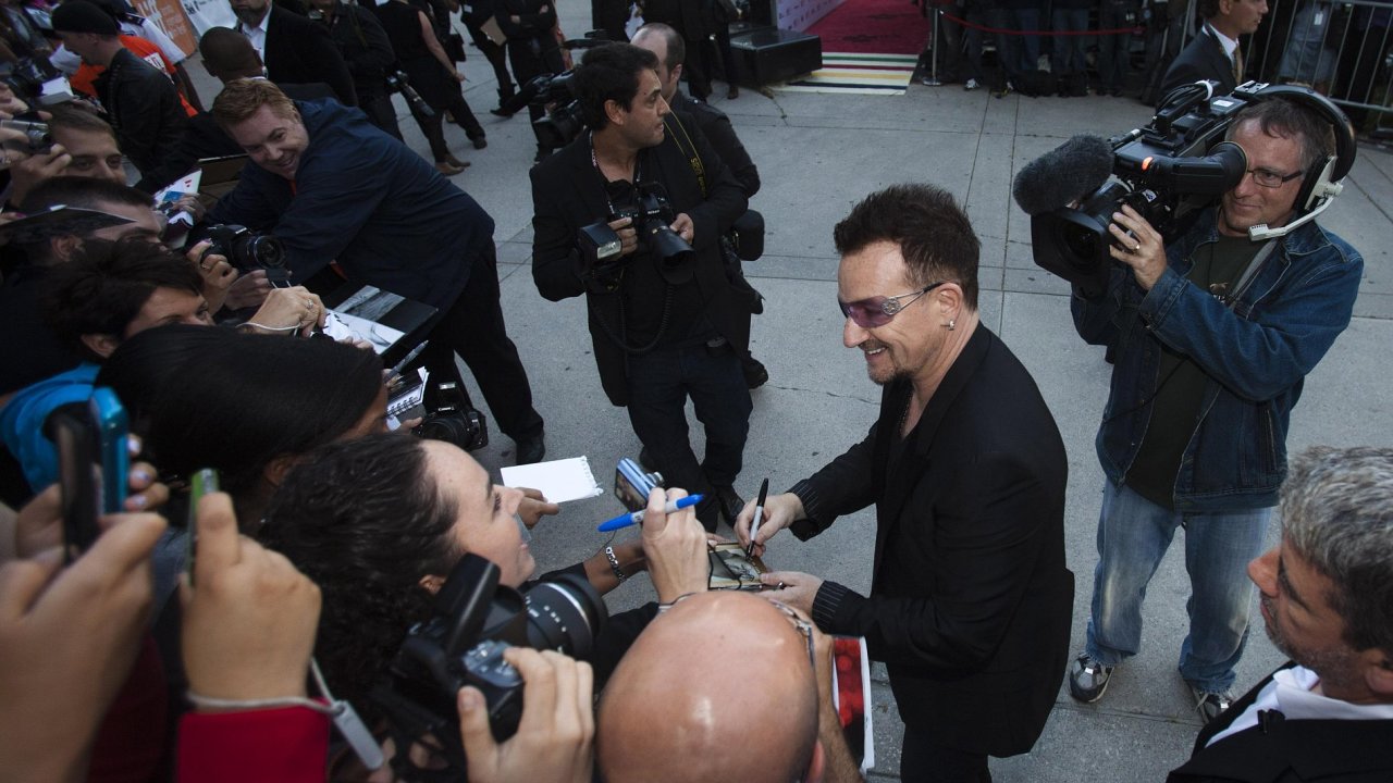 Zpvk skupiny U2 Bono rozdv na festivalu v Torontu autogramy