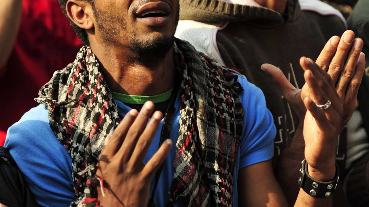 Protestujc Egypan se modl bhem demonstrace.