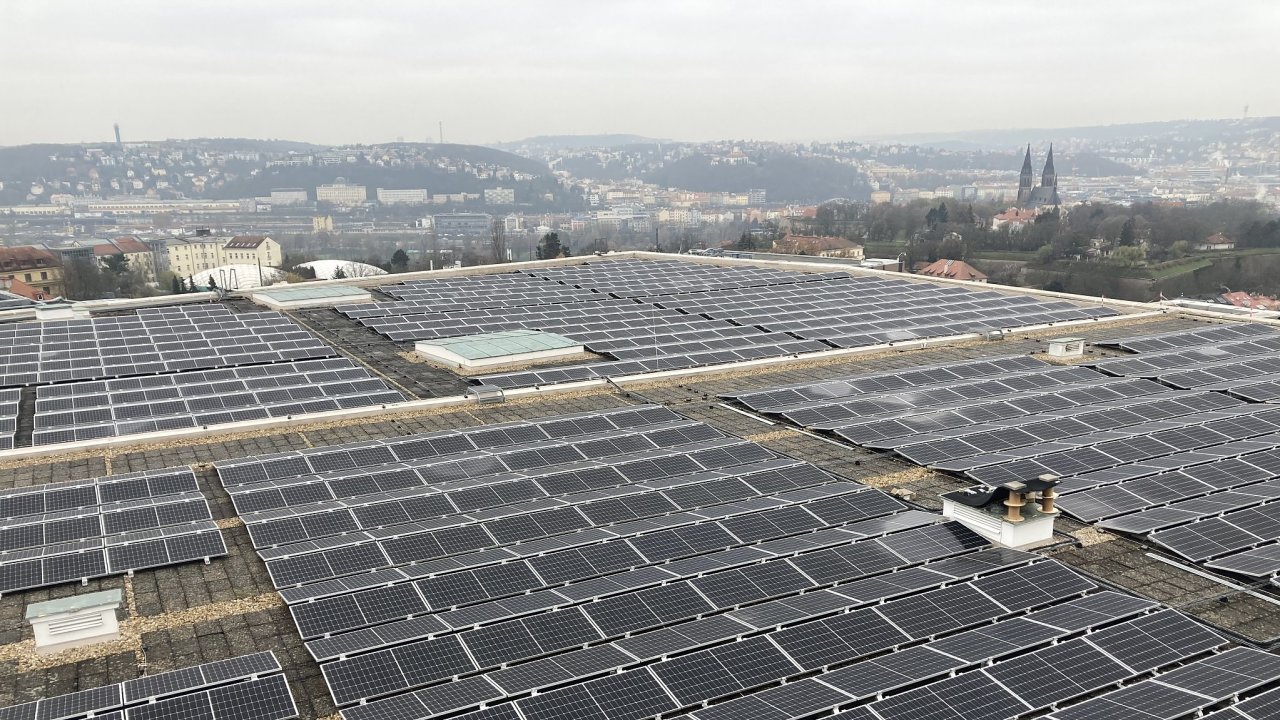 Støešní fotovoltaickou elektrárnu na budovì Kongresového centra v Praze tvoøí 2080 panelù s celkovým výkonem 936 kilowattù.