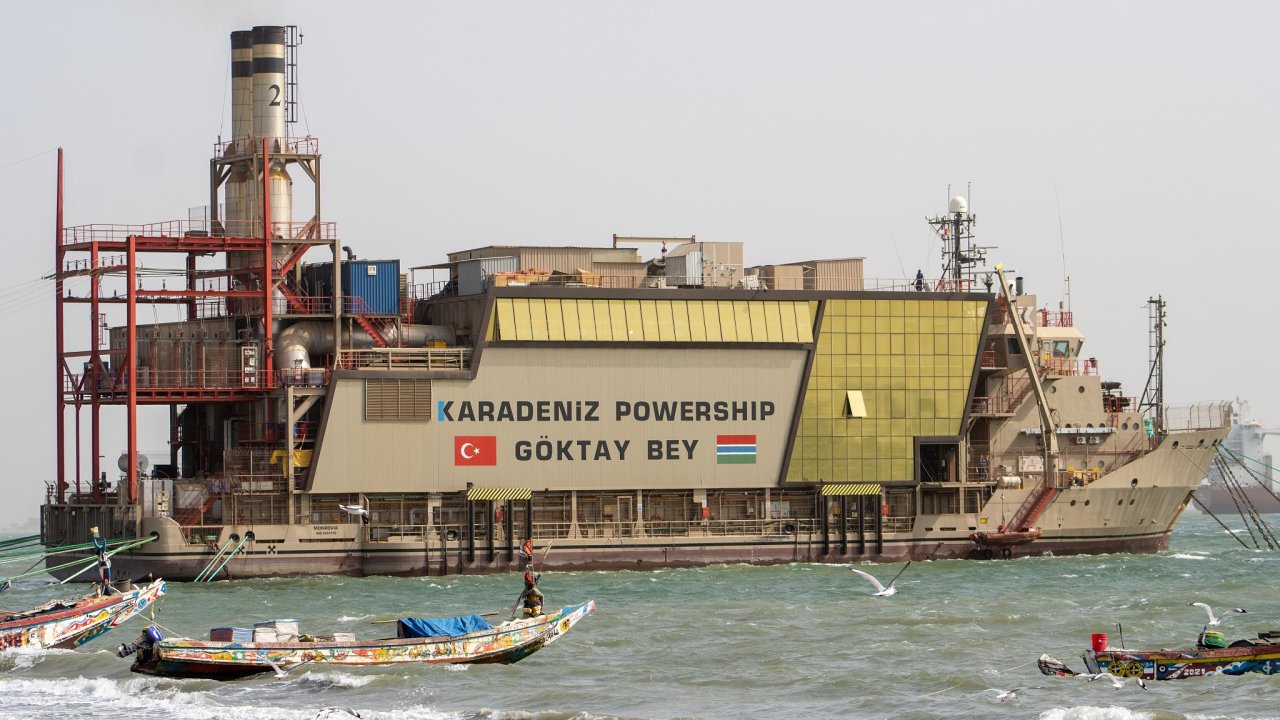 Jedna z elektrárenských lodí tureckého koncernu Karadeniz Holding, který je nabízí k pronájmu Ukrajinì.