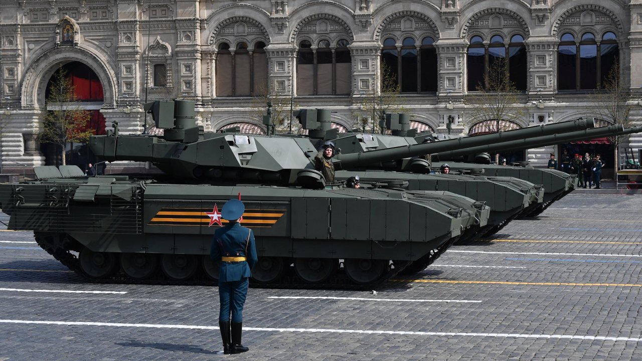 Nen jasn, nakolik bude rusk tank T-14 spolehliv. Kdy se v roce 2015 poprv objevil na pehldce na Rudm nmst, jednomu stroji pestal fungovat motor a musel bt odtaen.