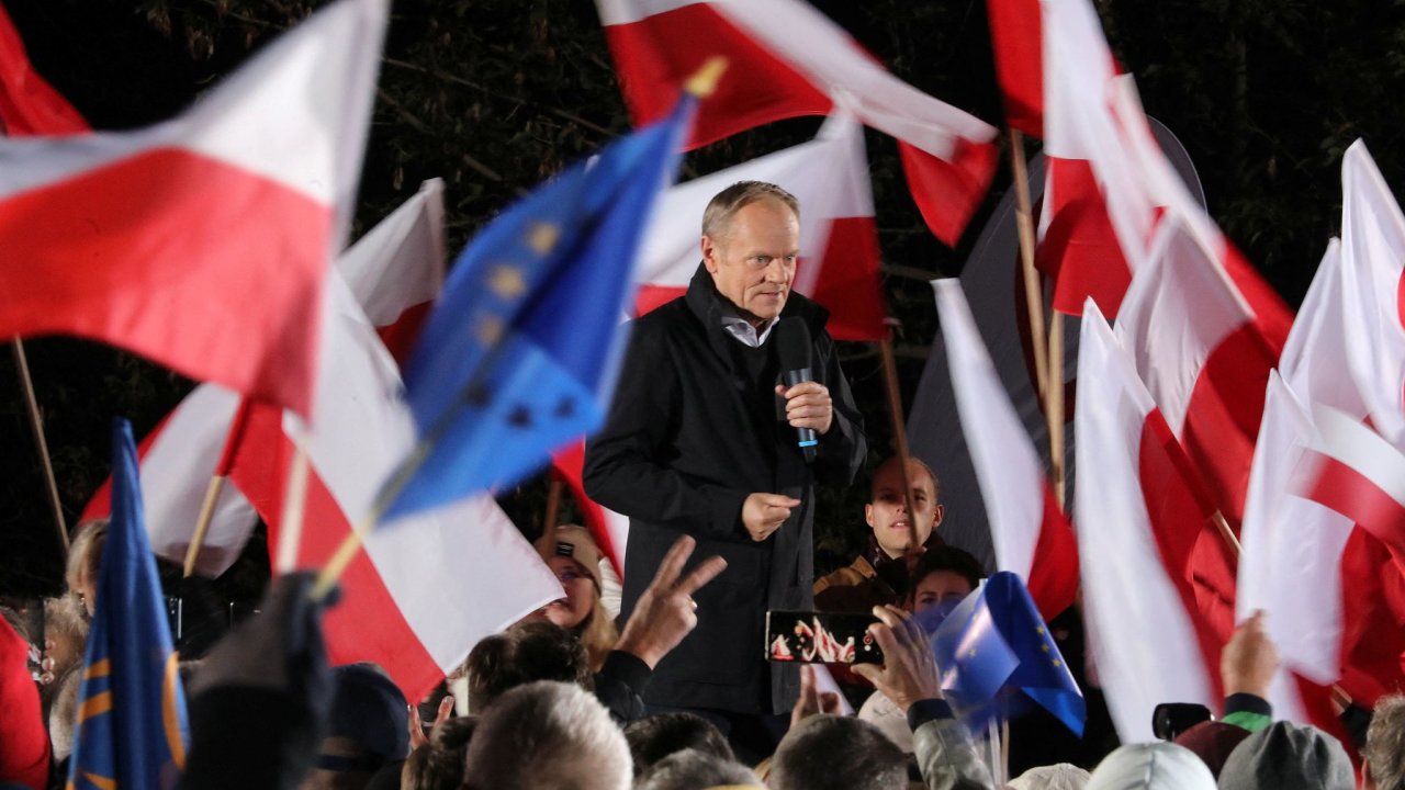 Donald Tusk, ldr nejvt polsk opozin strany Obansk platforma, mluv k piznivcm shromdnm ped studiem polsk televize po jedin pedvolebn debat.