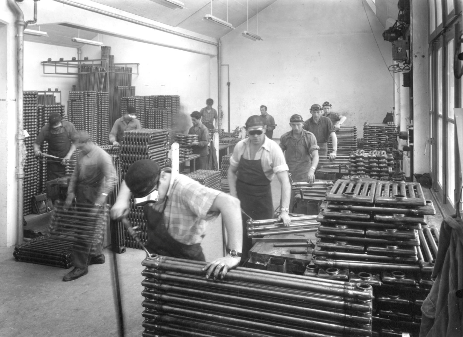 Společnost Zehnder si zaregistrovala patent na první ocelový trubkový radiátor již v roce 1930. Zrodil se Zehnder Charleston. Společnost Zehnder si zaregistrovala patent na první ocelový trubkový radiátor již v roce 1930. Zrodil se Zehnder Charleston.