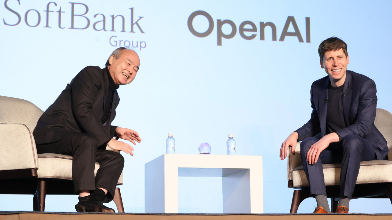 Generln editel spolenosti OpenAI Sam Altman (vpravo) a generln editel spolenosti Softbank Group Masajoi Son (vlevo)  na fru 