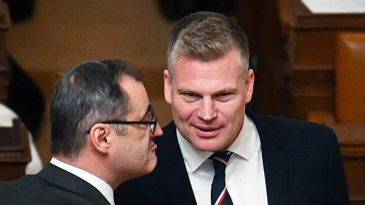 Zleva Boris ��astn� a Filip Turek na sch�zi Poslaneck� sn�movny.